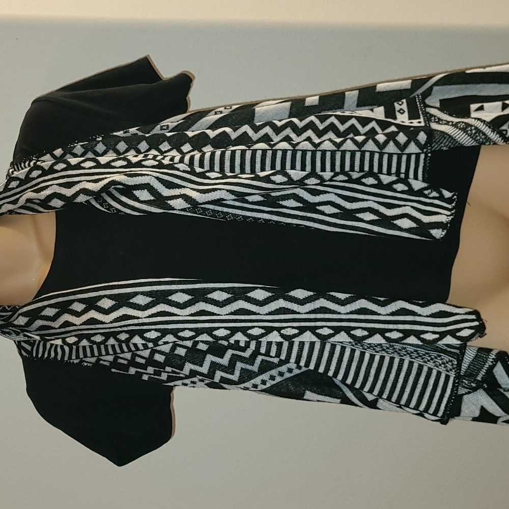 Debut wrap size L black and white geometric design